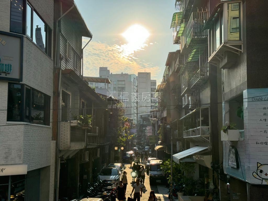 中山站出口旁公寓２房房屋室內格局與周邊環境