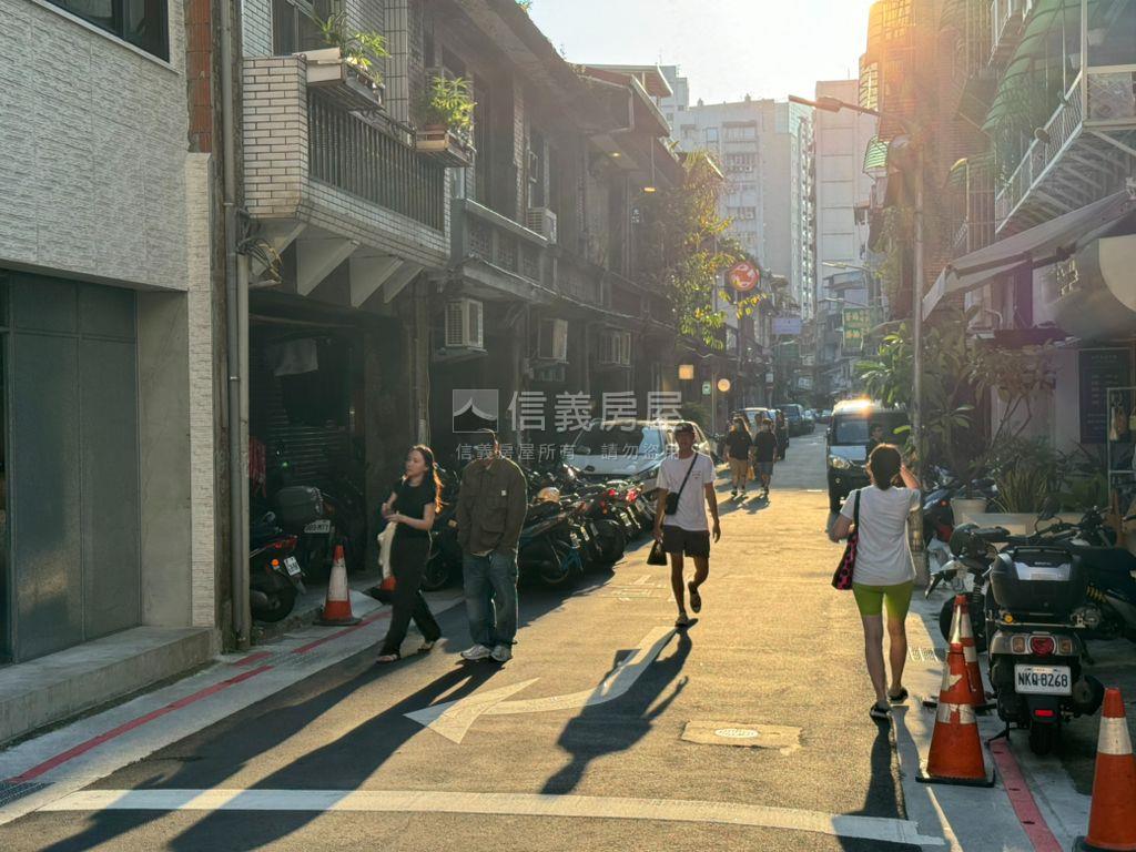 中山站出口旁公寓２房房屋室內格局與周邊環境