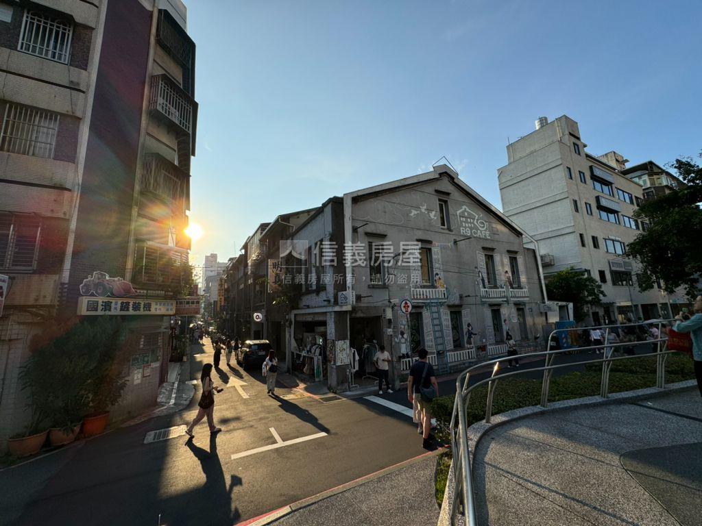 中山站出口旁公寓２房房屋室內格局與周邊環境