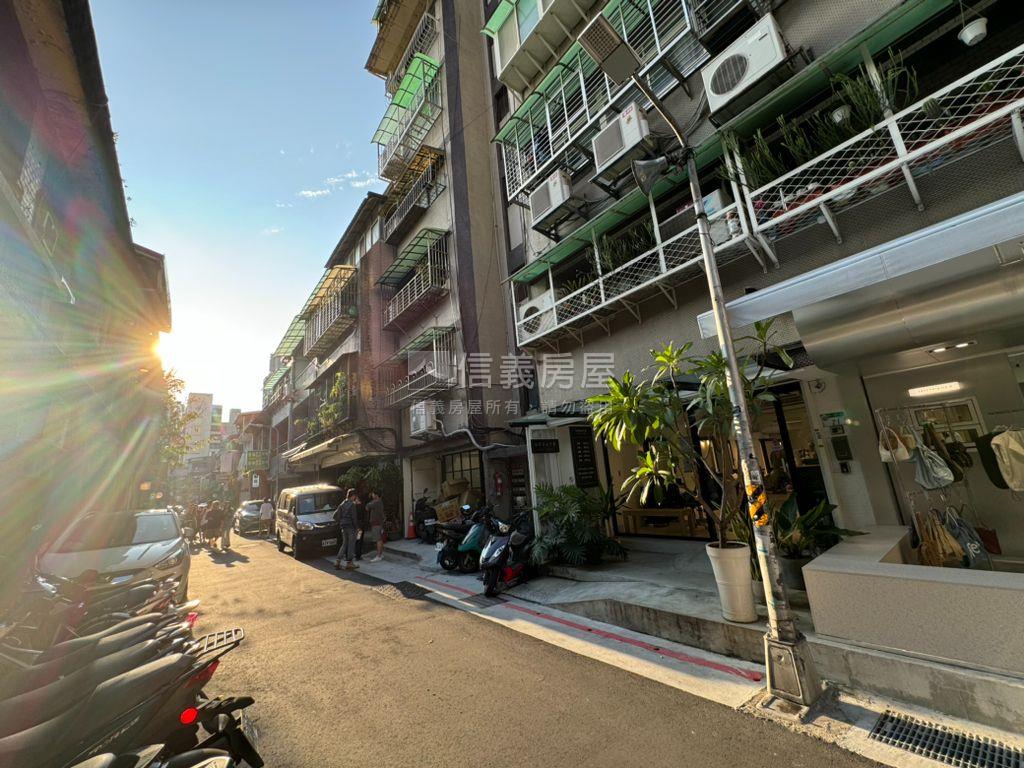 中山站出口旁公寓２房房屋室內格局與周邊環境