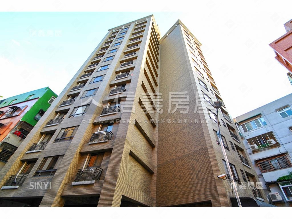 稀有中正月灣三房車位房屋室內格局與周邊環境