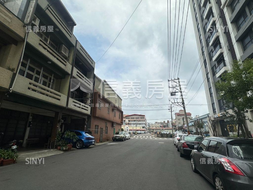泓典金鑽好機能２房車位房屋室內格局與周邊環境