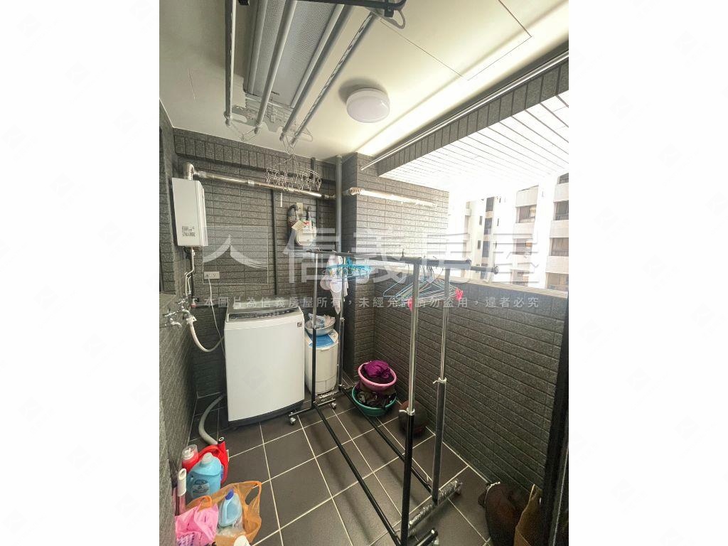 世界花園中高樓兩房平車房屋室內格局與周邊環境