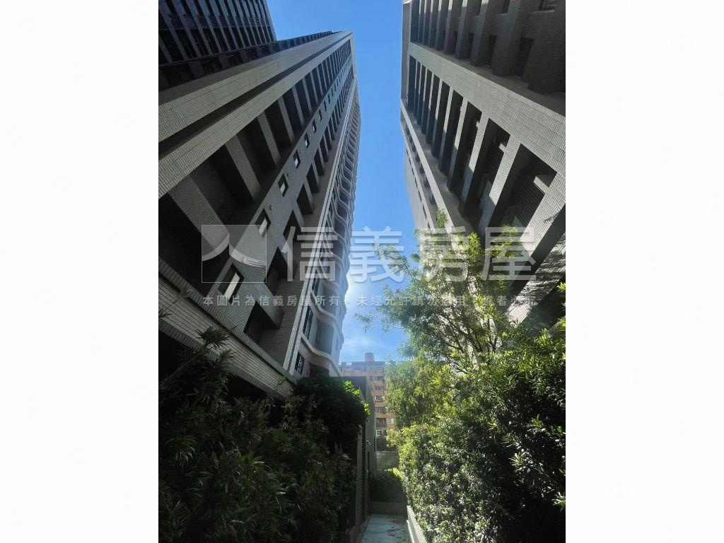 世界花園中高樓兩房平車房屋室內格局與周邊環境