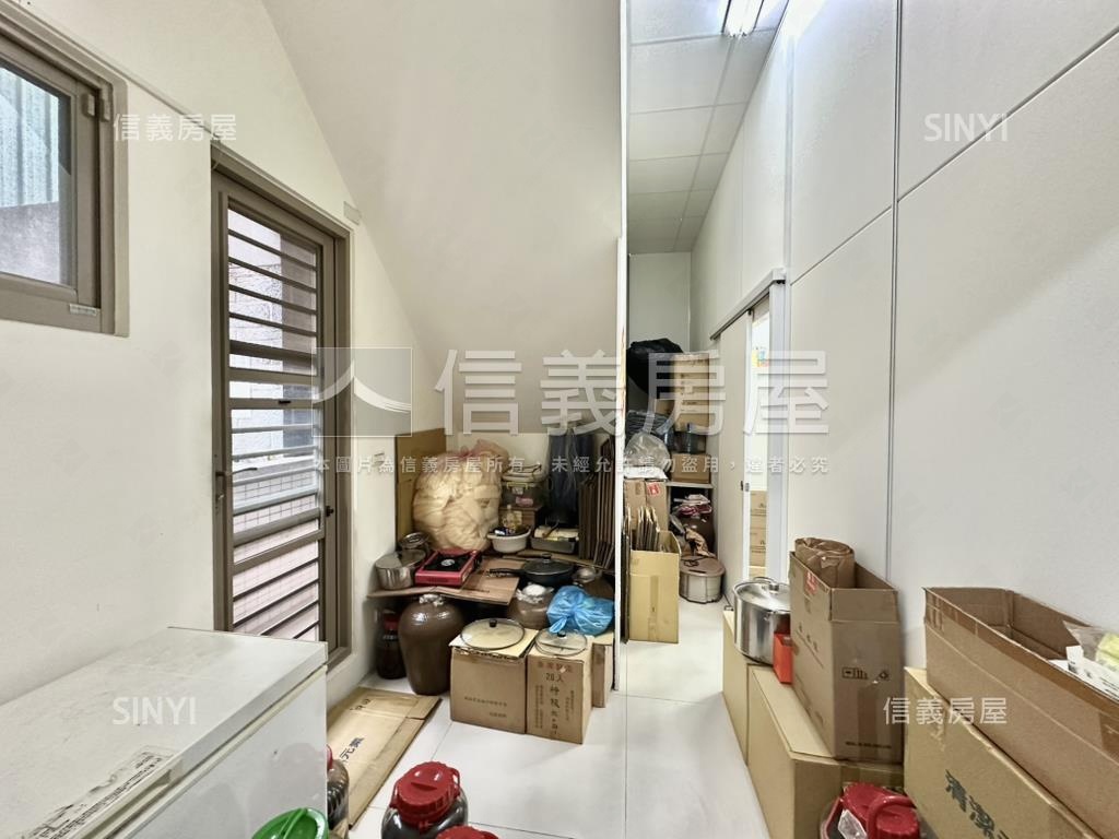 東區大面寬稀有順向角店房屋室內格局與周邊環境