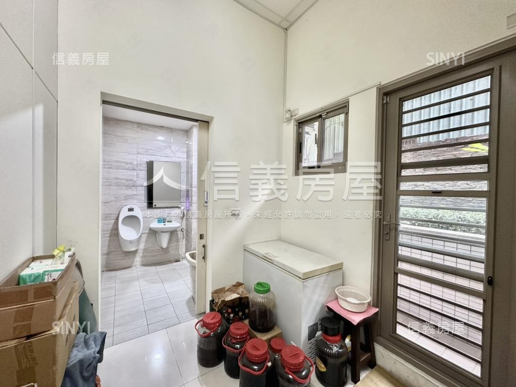 東區大面寬稀有順向角店房屋室內格局與周邊環境