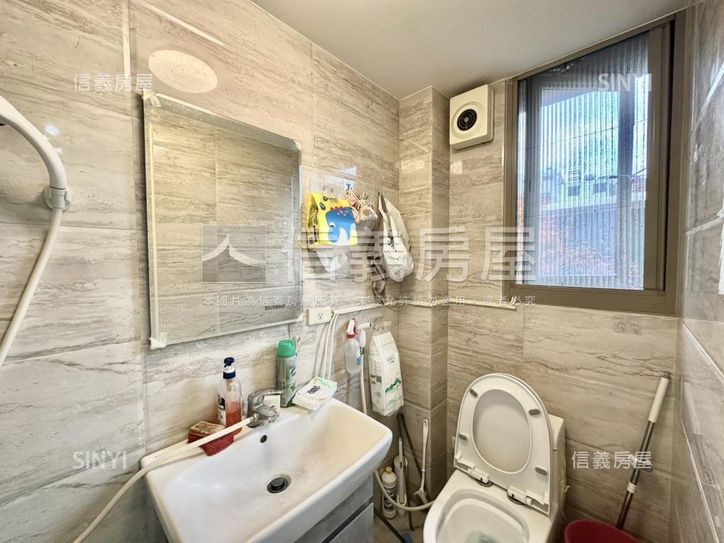 東區大面寬稀有順向角店房屋室內格局與周邊環境