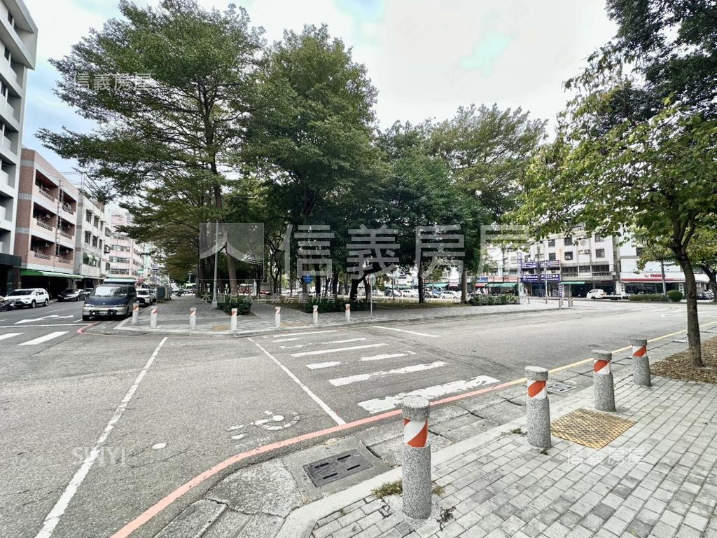 東區大面寬稀有順向角店房屋室內格局與周邊環境