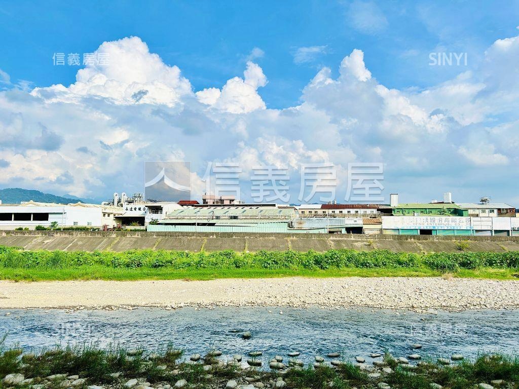 東區震後大面寬店墅房屋室內格局與周邊環境
