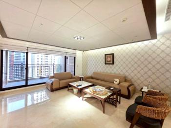 鄰歌劇院四房雙主臥裝潢戶