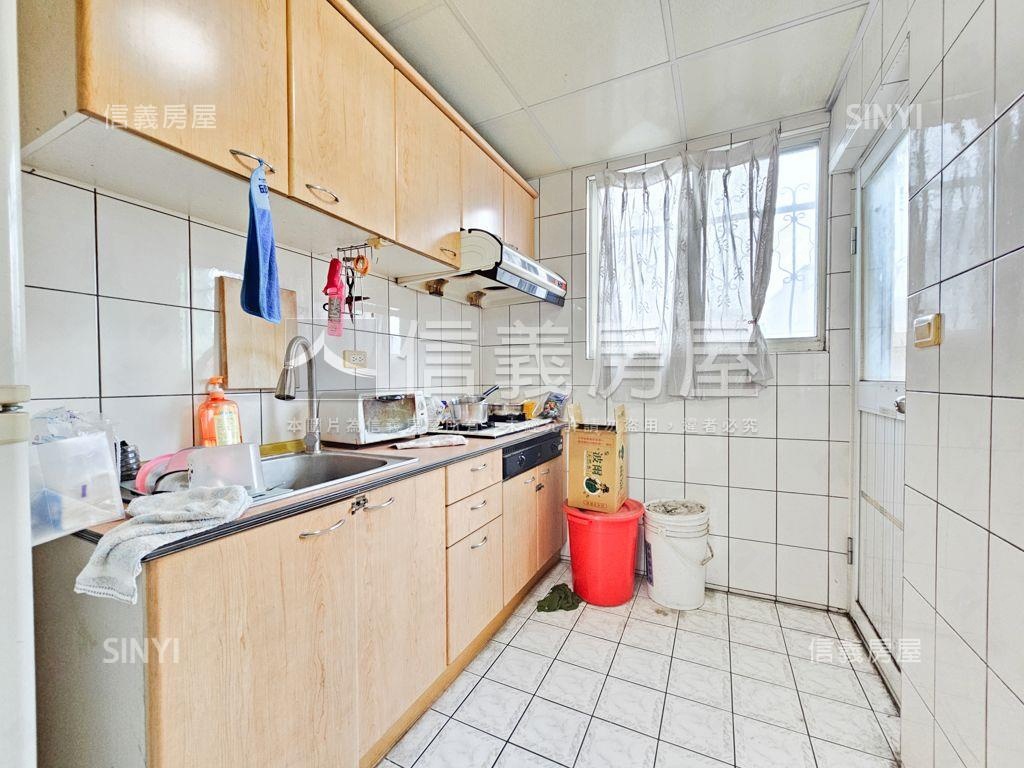 Ｅ級棒千萬內三房平面車位房屋室內格局與周邊環境