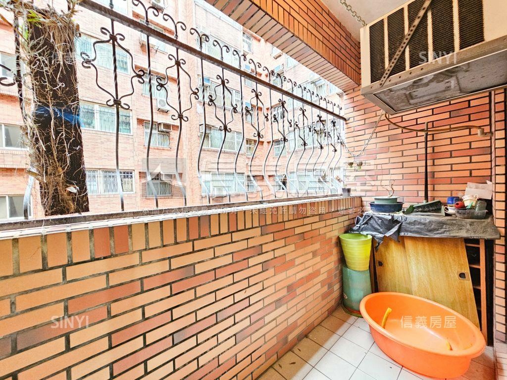 Ｅ級棒千萬內三房平面車位房屋室內格局與周邊環境