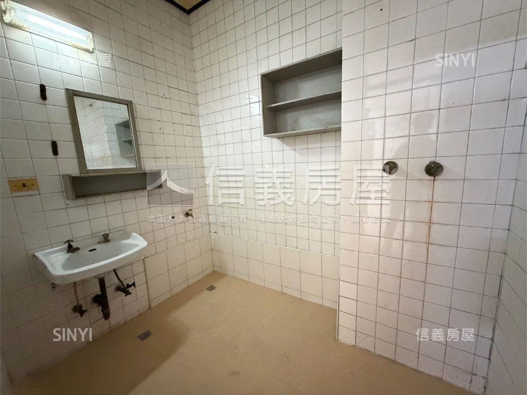 建國國小旁捷運三樓大公寓房屋室內格局與周邊環境