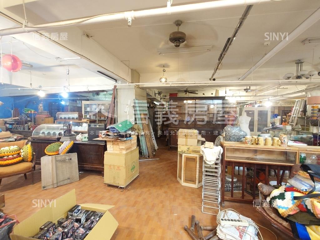 輕軌星巴克旁地下室店鋪房屋室內格局與周邊環境