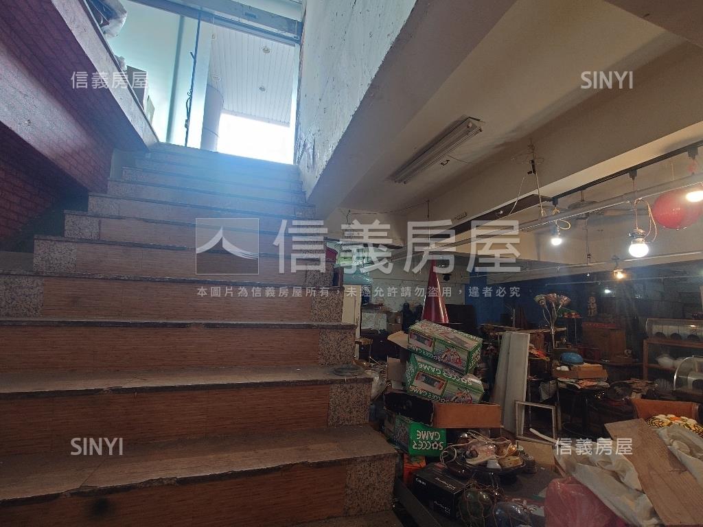 輕軌星巴克旁地下室店鋪房屋室內格局與周邊環境