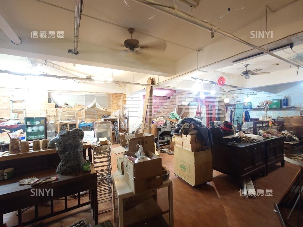 輕軌星巴克旁地下室店鋪房屋室內格局與周邊環境