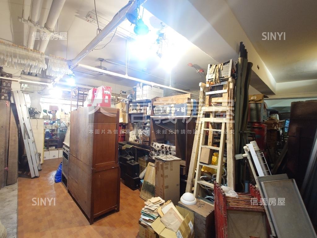 輕軌星巴克旁地下室店鋪房屋室內格局與周邊環境