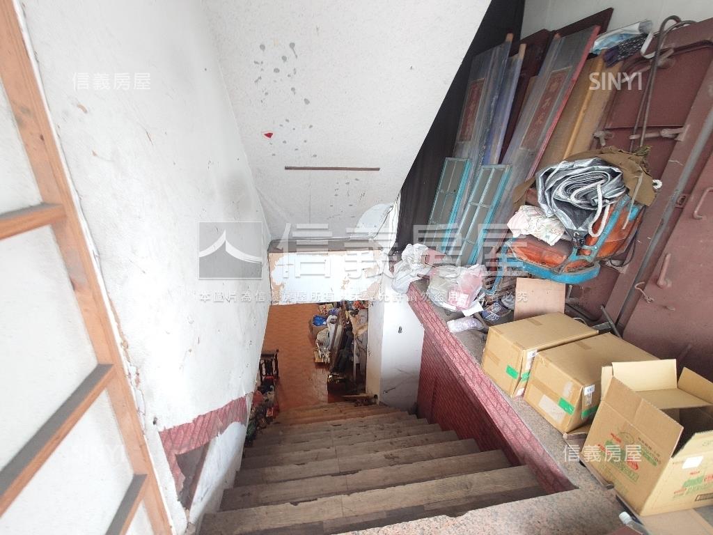 輕軌星巴克旁地下室店鋪房屋室內格局與周邊環境