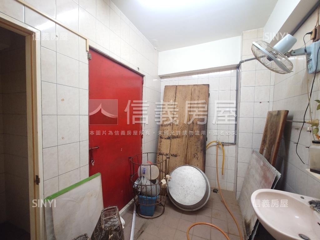 輕軌星巴克旁地下室店鋪房屋室內格局與周邊環境