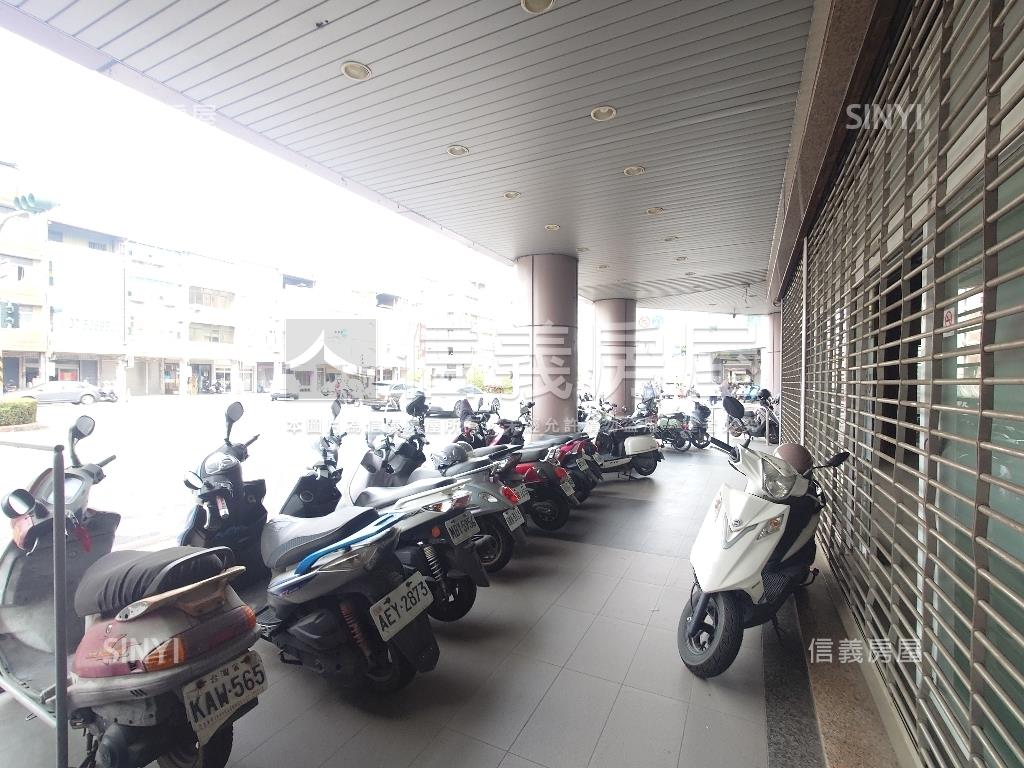 輕軌星巴克旁地下室店鋪房屋室內格局與周邊環境