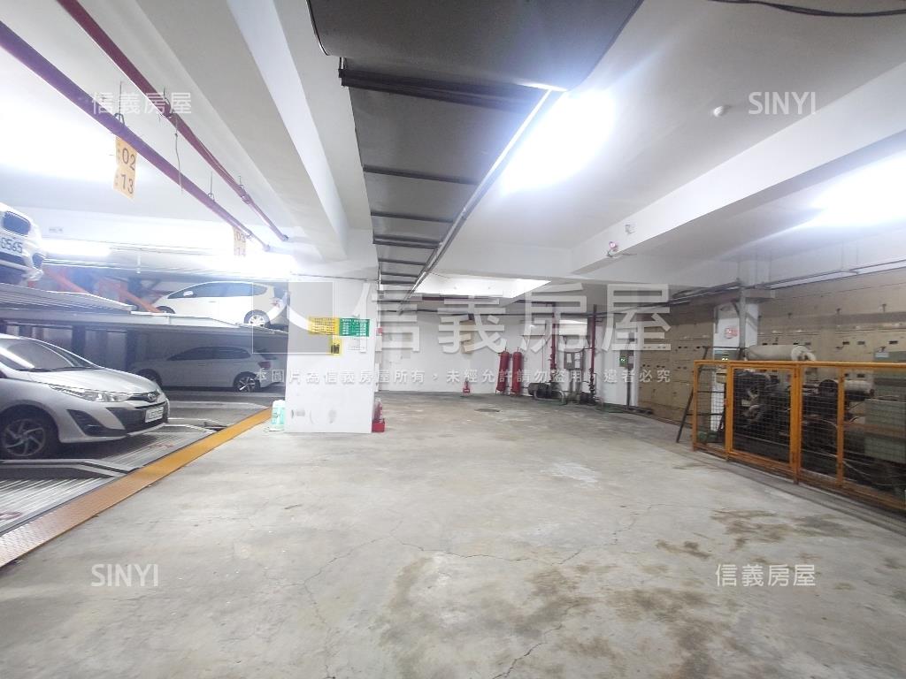 輕軌星巴克旁地下室店鋪房屋室內格局與周邊環境