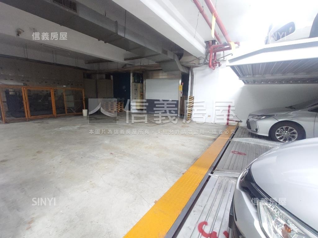 輕軌星巴克旁地下室店鋪房屋室內格局與周邊環境