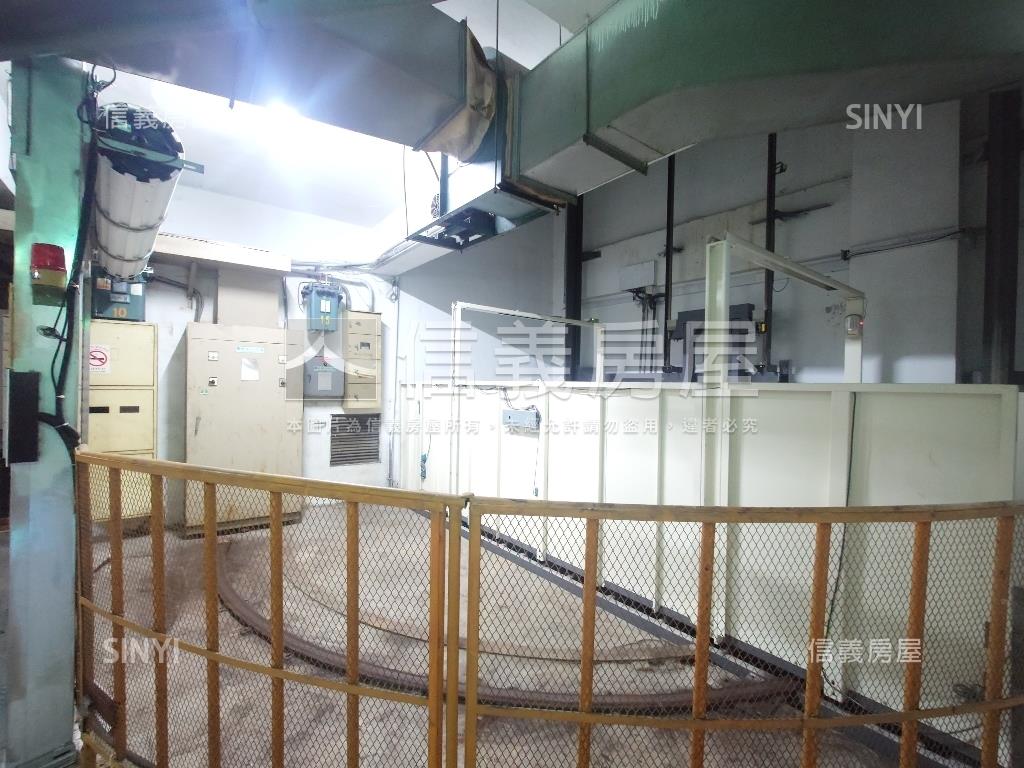 輕軌星巴克旁地下室店鋪房屋室內格局與周邊環境