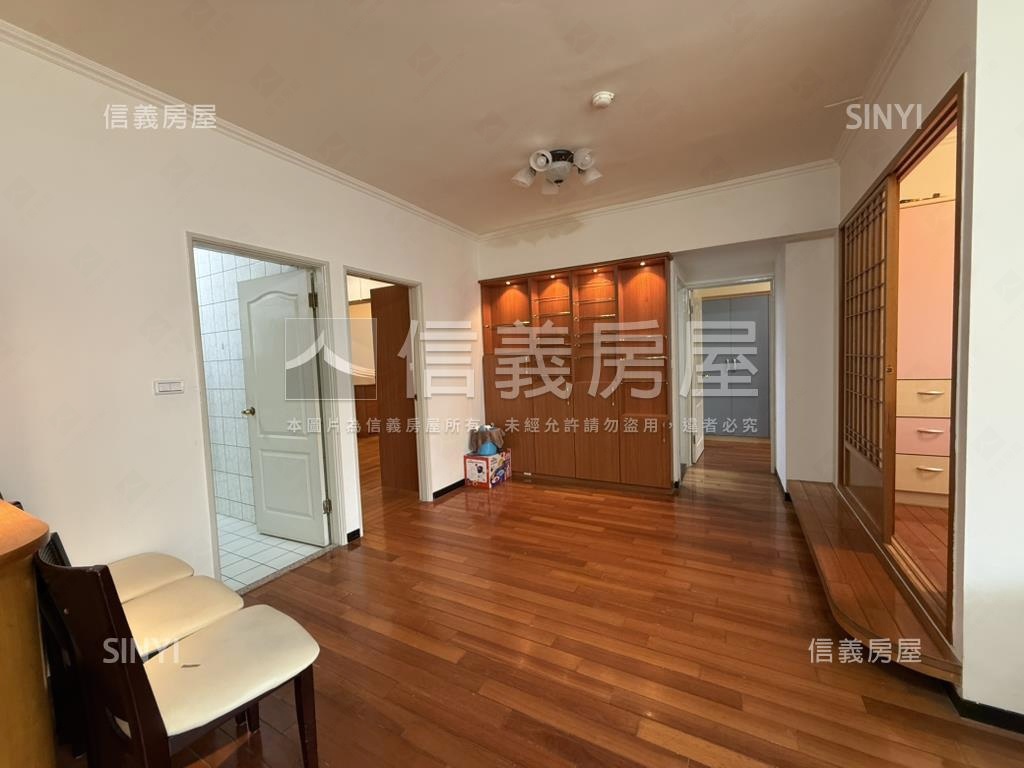 揚名三房附車位房屋室內格局與周邊環境