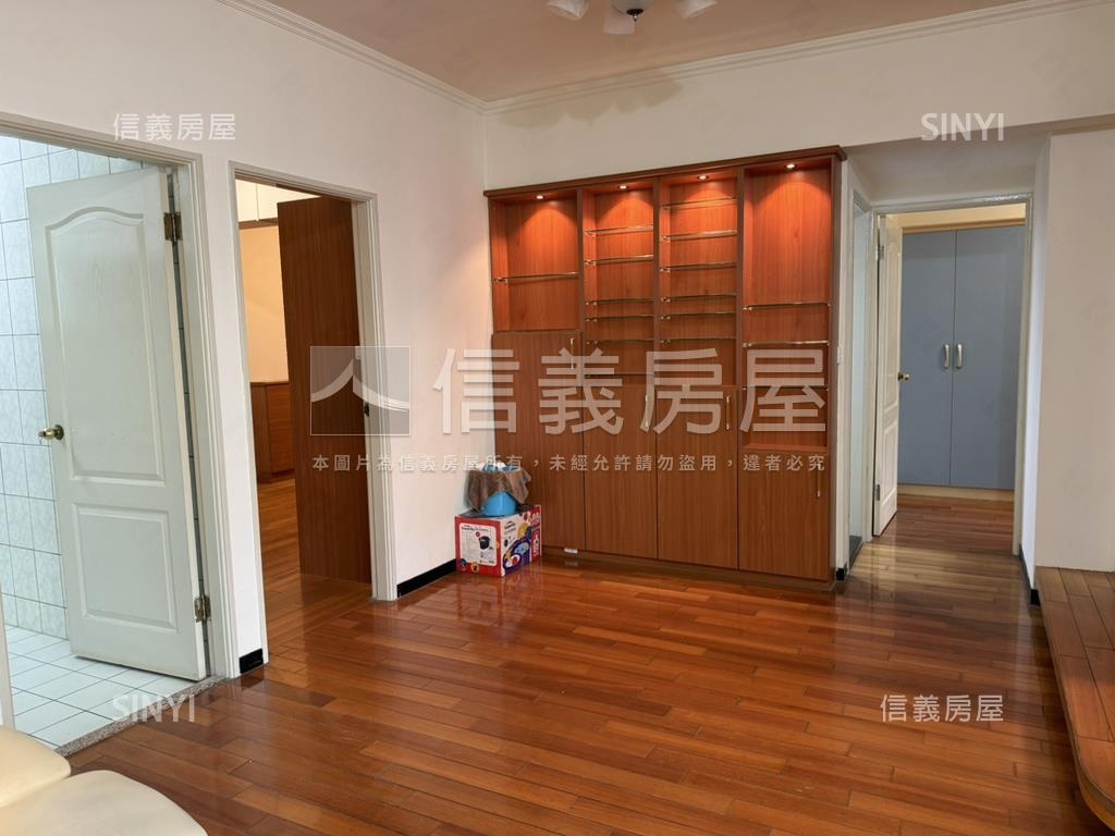 揚名三房附車位房屋室內格局與周邊環境