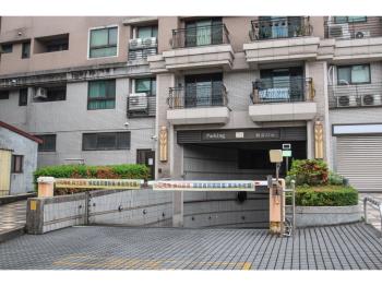美活市坡道平面車位