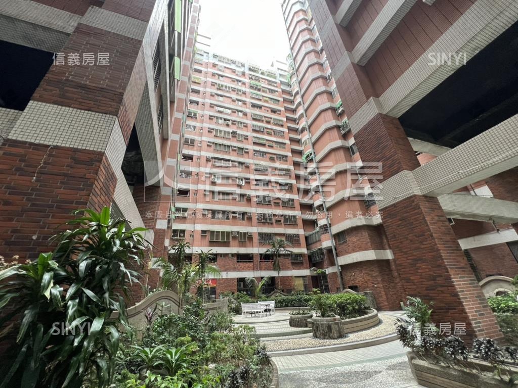近鳳山國中捷運站三房車位房屋室內格局與周邊環境