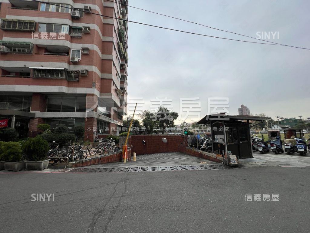 近鳳山國中捷運站三房車位房屋室內格局與周邊環境