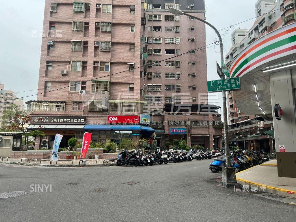 近鳳山國中捷運站三房車位房屋室內格局與周邊環境
