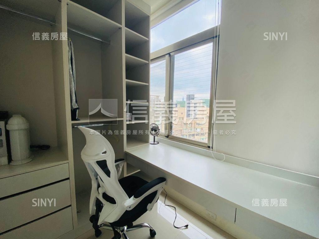 高樓層稀有挑高２房車位房屋室內格局與周邊環境