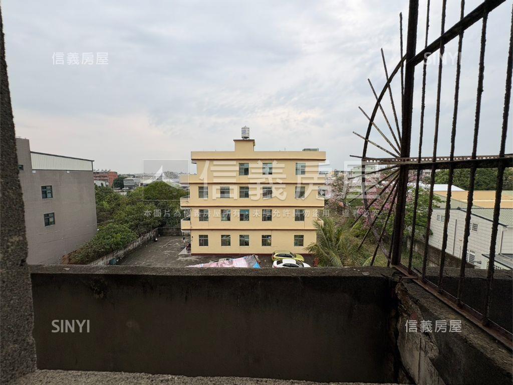 稀有！和美雙拼臨路透天房屋室內格局與周邊環境