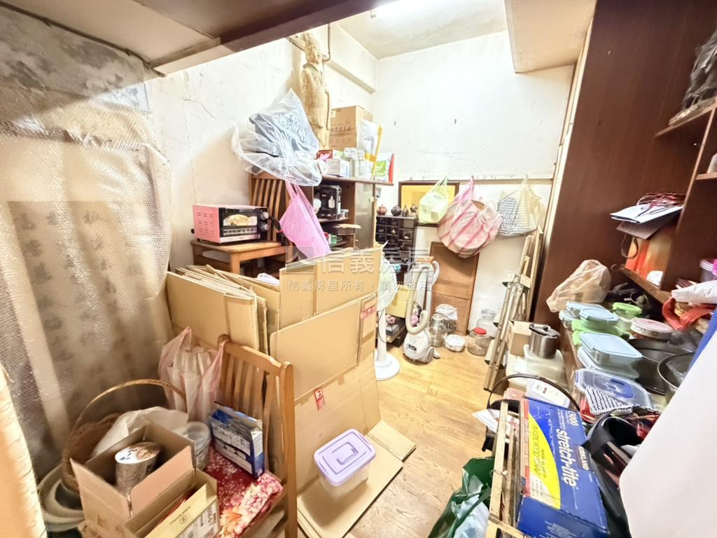 近捷運首購兩房黃金三樓房屋室內格局與周邊環境
