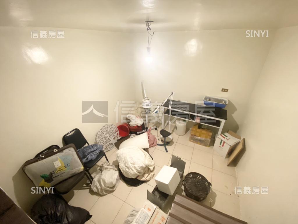 小港鬧區正路透天賺錢金店房屋室內格局與周邊環境