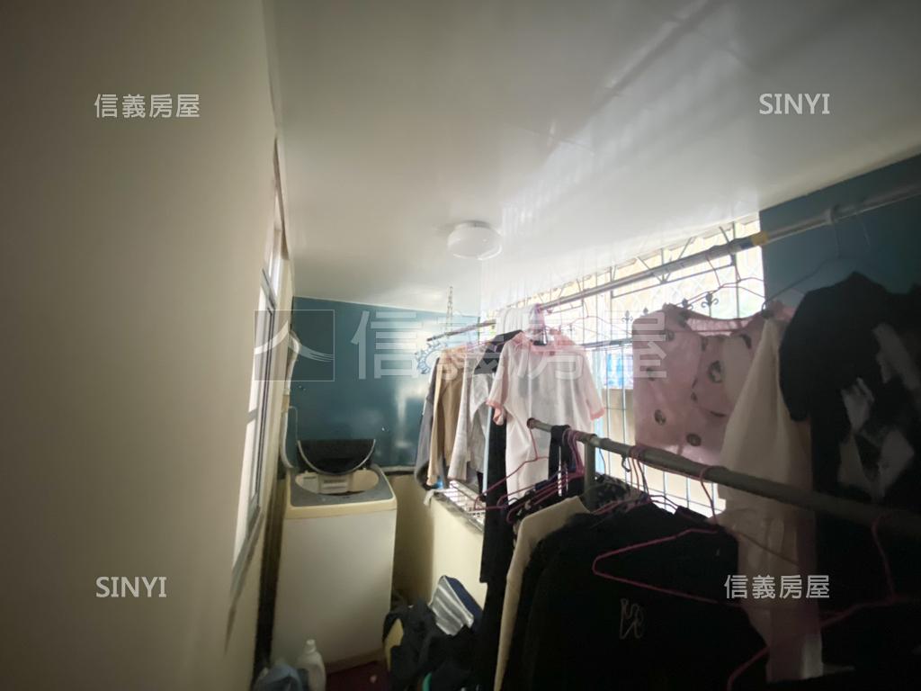 小港鬧區正路透天賺錢金店房屋室內格局與周邊環境