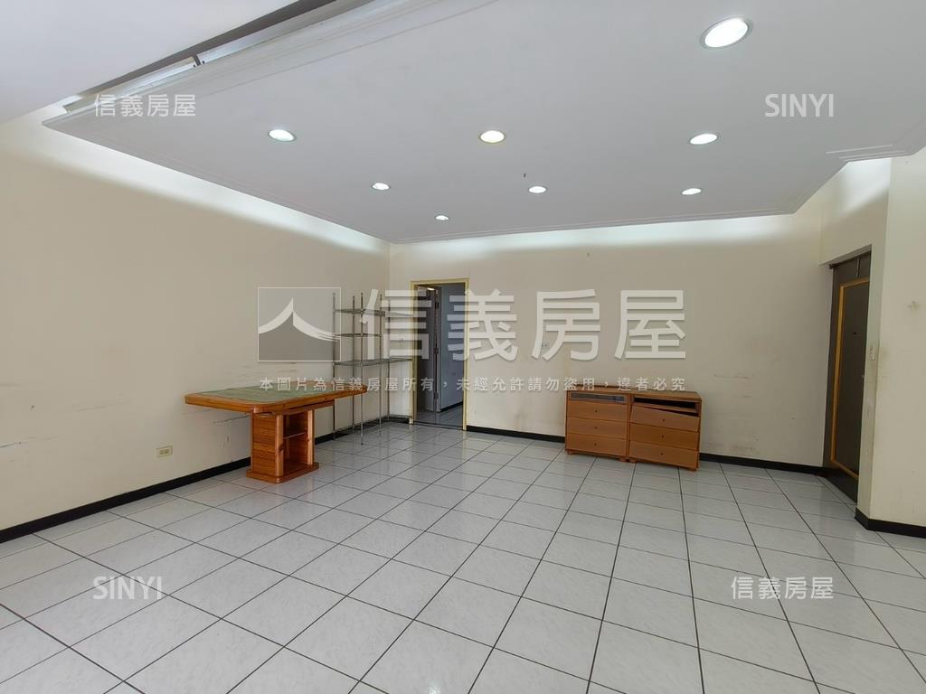 鳳凰城三房車位房屋室內格局與周邊環境