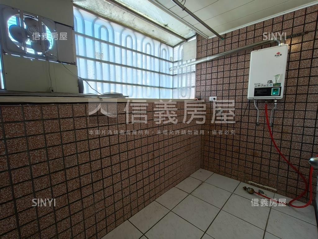 鳳凰城三房車位房屋室內格局與周邊環境