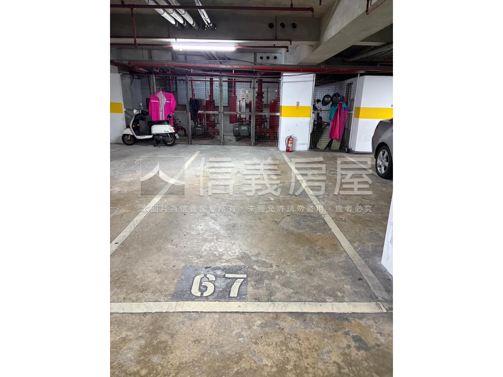 鳳凰城三房車位房屋室內格局與周邊環境
