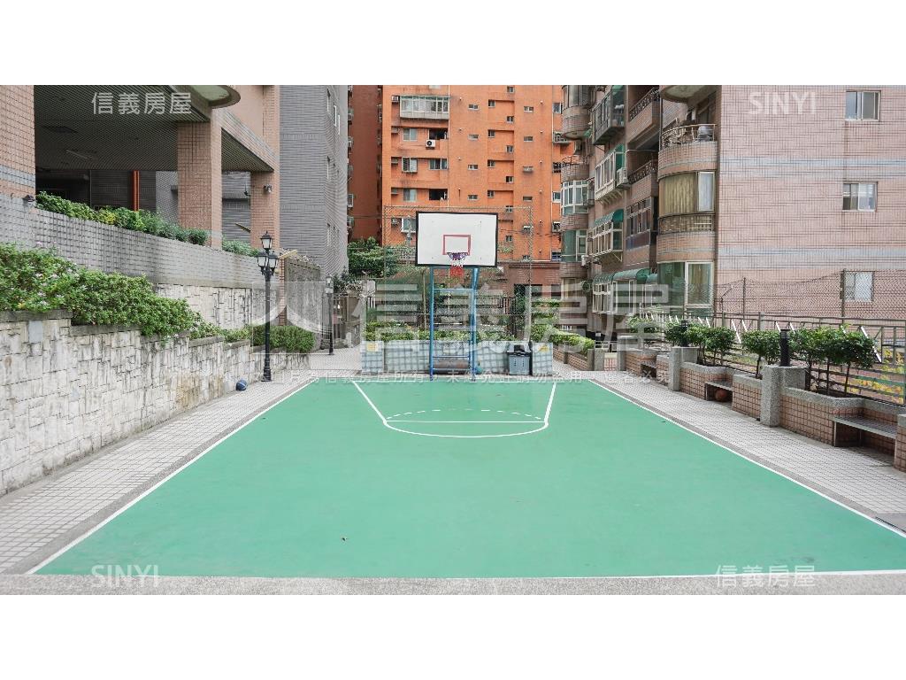 鳳凰城三房車位房屋室內格局與周邊環境