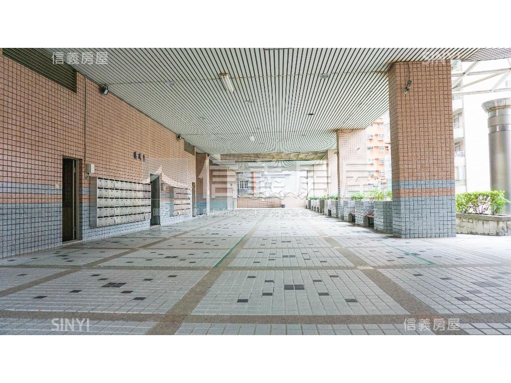 鳳凰城三房車位房屋室內格局與周邊環境