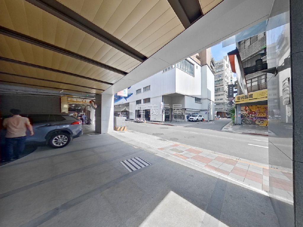 北市小時代精美店面房屋室內格局與周邊環境