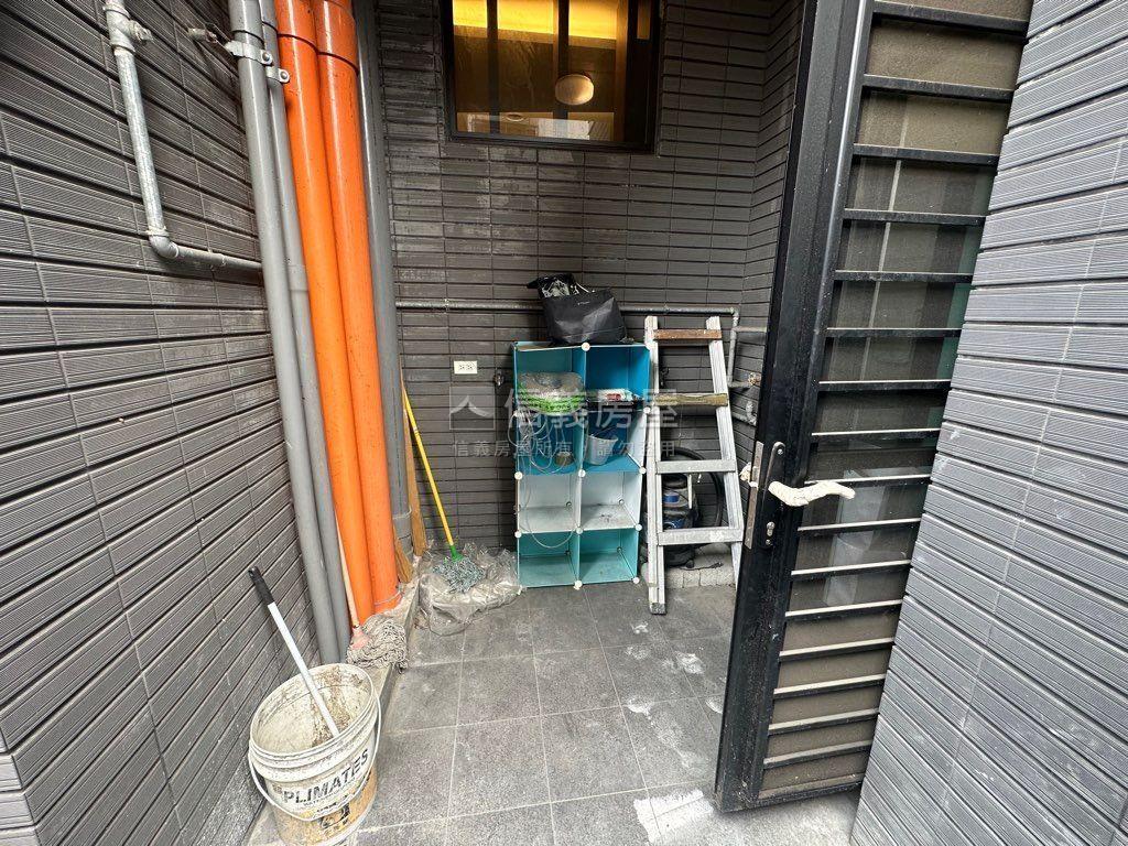 北市小時代精美店面房屋室內格局與周邊環境