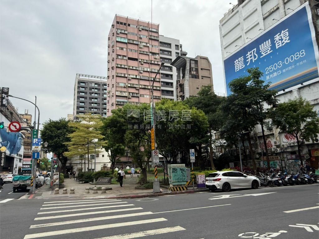 北市小時代精美店面房屋室內格局與周邊環境