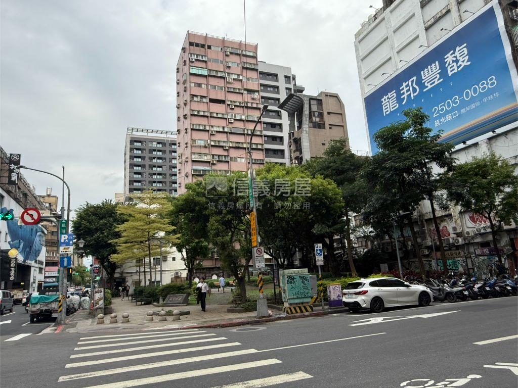 北市小時代精美店面房屋室內格局與周邊環境