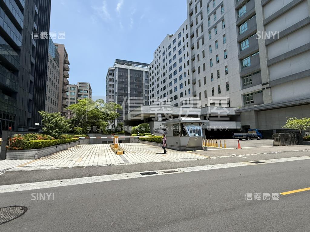國鼎廣場近港墘站坡平車位房屋室內格局與周邊環境