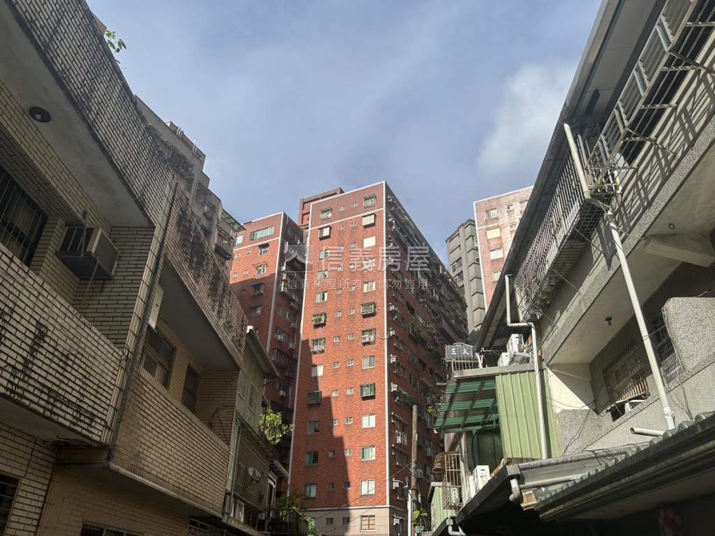 都更整合中收租透天房屋室內格局與周邊環境