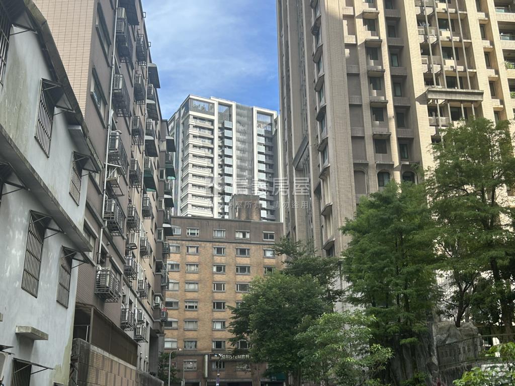 都更整合中收租透天房屋室內格局與周邊環境